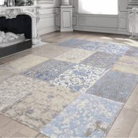Tapis de tapis sur le sol du salon