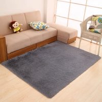 Tapis gris sur sol crème