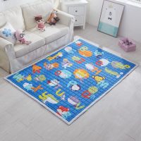 Tapis bleu dans la chambre des enfants