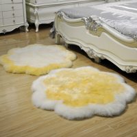 Deux tapis en fausse fourrure