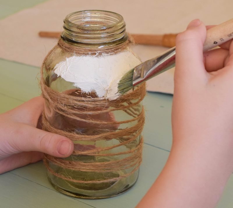 Dessin de peinture blanche sur un bocal en verre