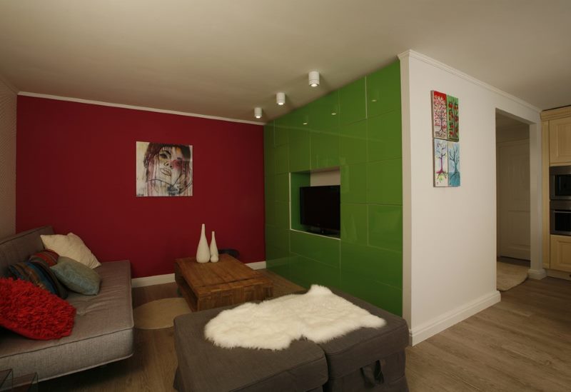 Combinación de color rojo-verde en el interior de la sala de estar