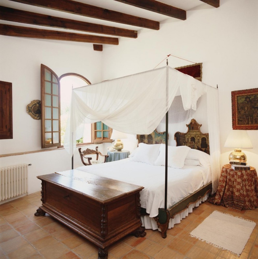 Cama con dosel en una habitación luminosa