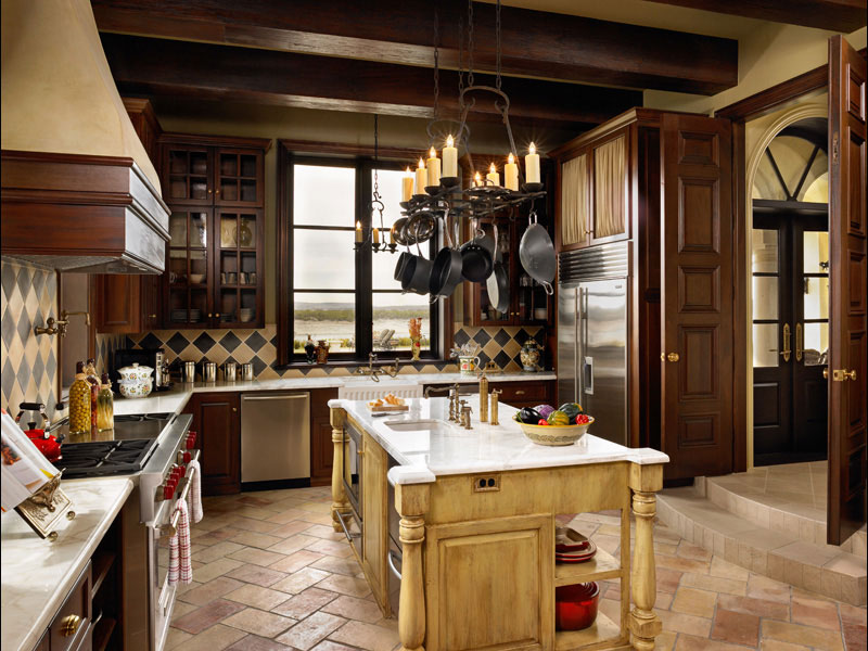 Casseroles sur une lampe forgée dans la cuisine italienne