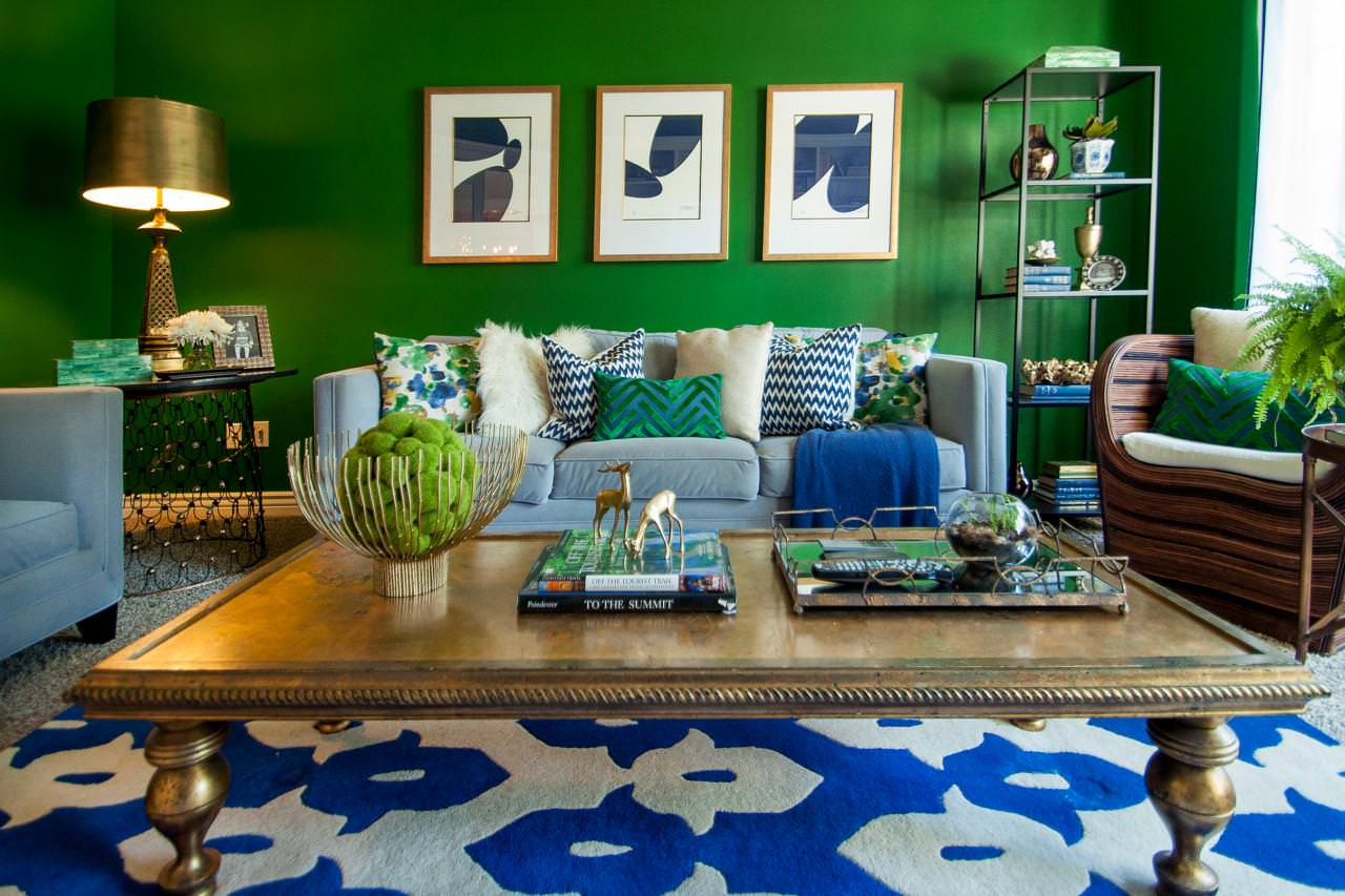 Cuadro modular en una pared verde oscuro