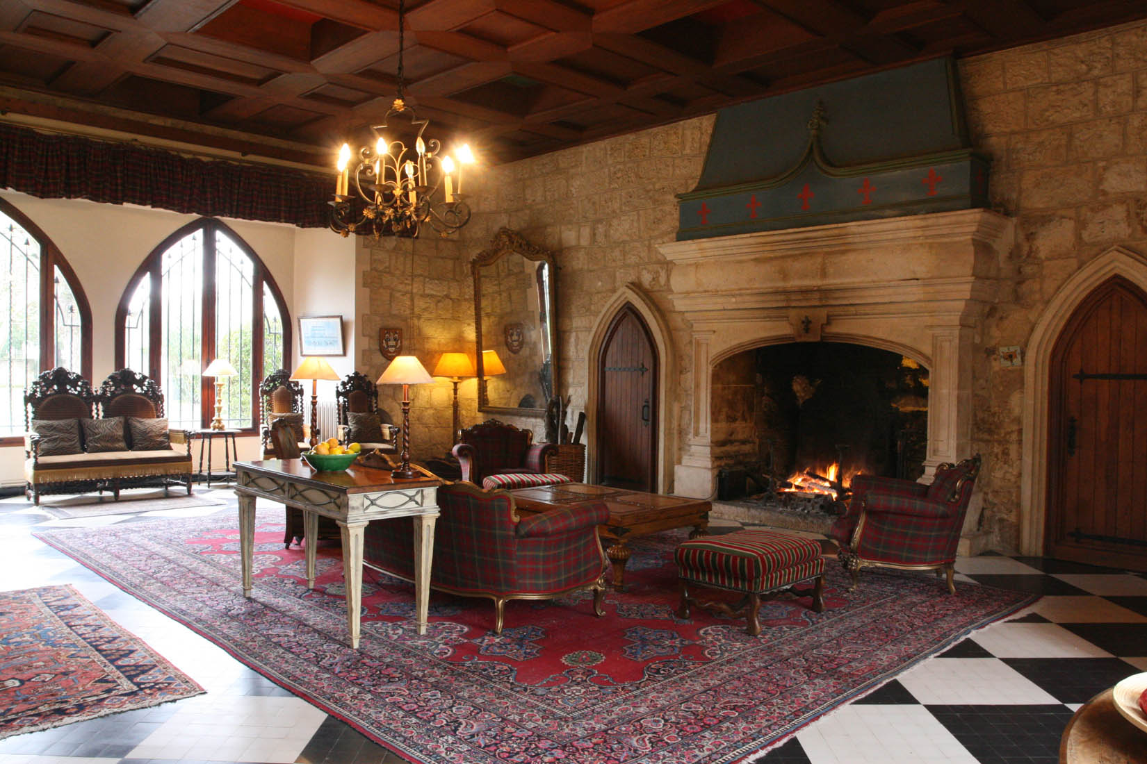Área de descanso frente a la chimenea en la sala de estar en el estilo del castillo