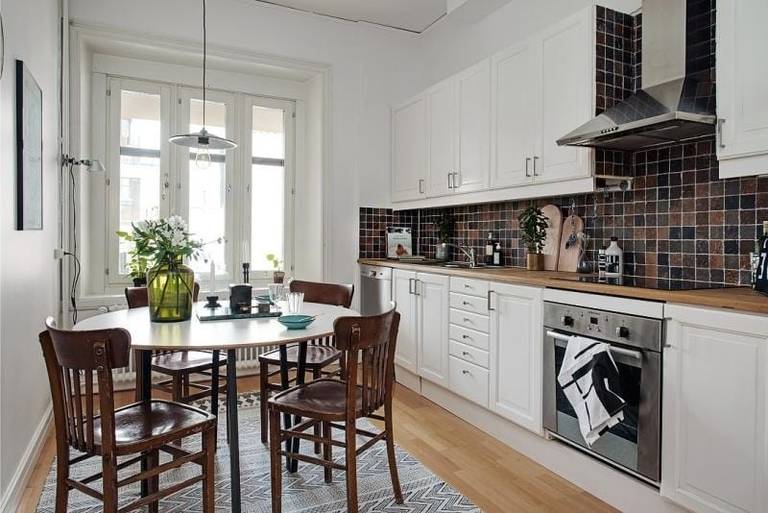 Coin repas dans la cuisine de 12 carrés
