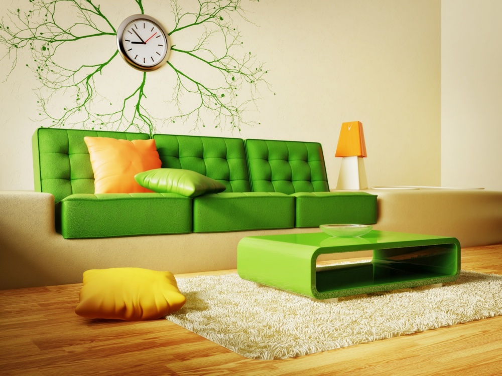 Almohada naranja sobre un sofá verde