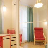 Fauteuil rouge dans le coin de la chambre des enfants