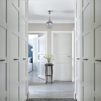 Armoires encastrées à l'intérieur du couloir