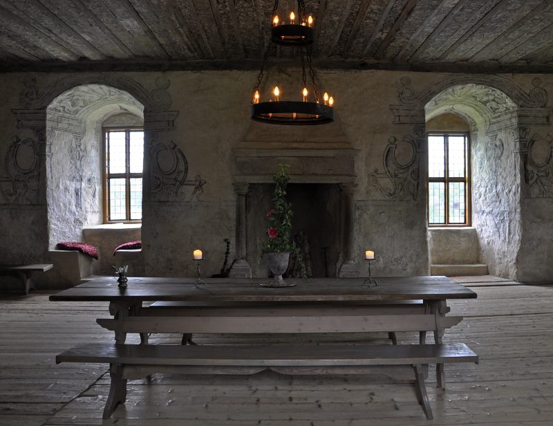 Mesa con bancos en el interior de estilo medieval.