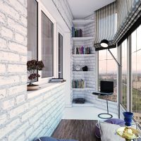 Ouvrez les étagères dans le coin du balcon