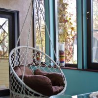 Chaise suspendue en osier avec coussin moelleux