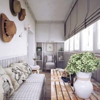 Vieux chapeaux comme décor du balcon