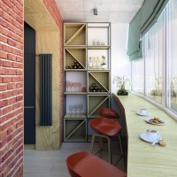 Comptoir de bar au lieu du rebord de la fenêtre du balcon