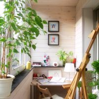 Coin créatif sur le balcon d'un appartement en ville