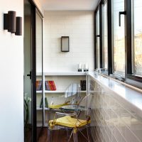Chaises en plastique à l'intérieur d'un balcon étroit
