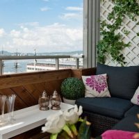 Un endroit confortable pour se détendre sur le balcon ouvert
