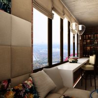 Aménagement du salon sur un balcon chaleureux