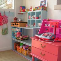 Casier pour les jouets des enfants sur le balcon