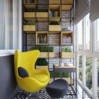 Fauteuil jaune sur le sol en mosaïque