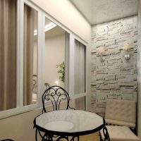 Finition du mur d'extrémité du balcon avec de la pierre décorative