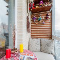 Magazine avec un catalogue de meubles sur une petite table