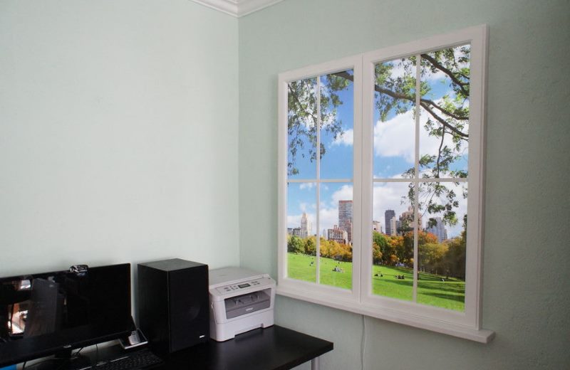 Fenêtre virtuelle sur le mur du bureau