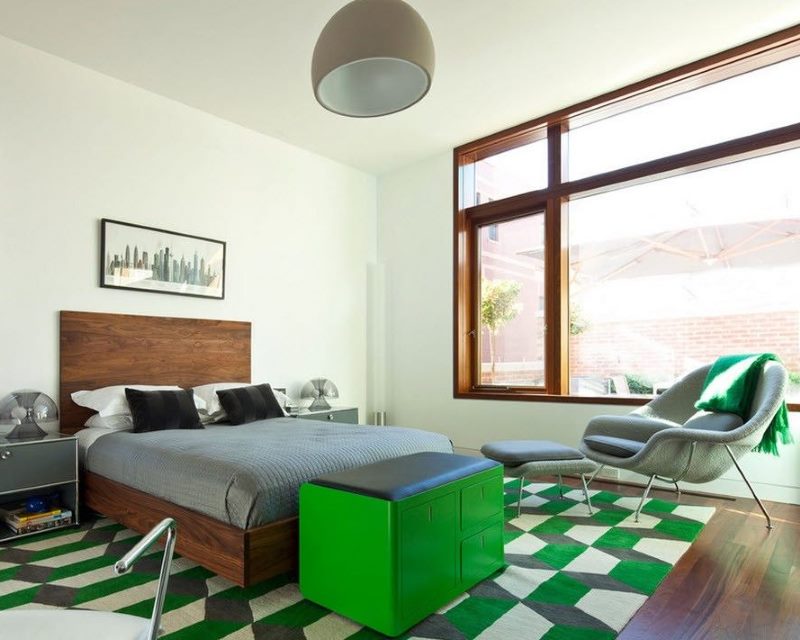 Interior luminoso de la habitación con detalles en verde.