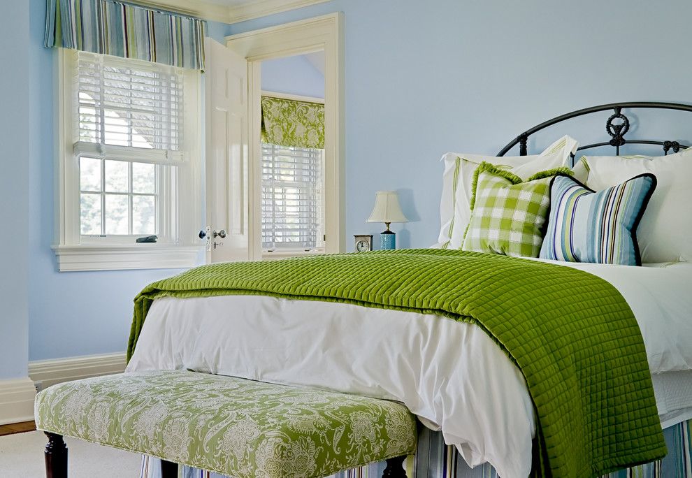 Colcha verde en una habitación con paredes azules