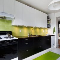 Delantal verde claro en una cocina lineal
