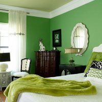 Techo blanco en una habitación con paredes verdes.