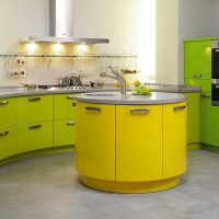 Isla de cocina con fachadas amarillas