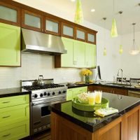 Puertas verdes de un juego de cocina