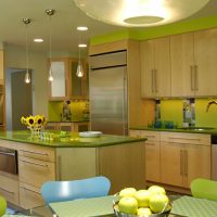 Isla de cocina con encimeras verdes