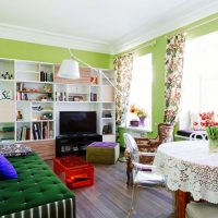 Techo blanco en la sala de estar de un apartamento de la ciudad.