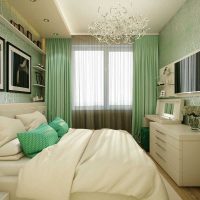 Ropa de cama beige en la cama de los cónyuges