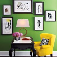 Sillón amarillo sobre un fondo de pared verde