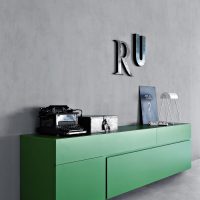 Cómoda colgante verde sin tiradores