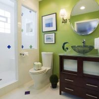 Diseño de un baño combinado en un estilo moderno.