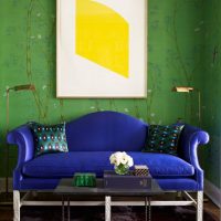 Acento amarillo brillante en una habitación oscura