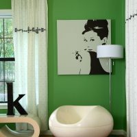 Cortinas blancas en una habitación con paredes verdes.