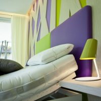 Color violeta combinado con verde en el interior del dormitorio.
