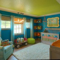 Habitación infantil con paredes azules.