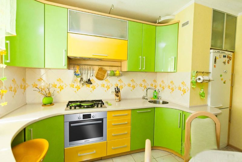 Cocina con fachadas de color verde amarillo.