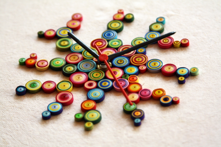 Horloge avec des cercles de papier bouclés
