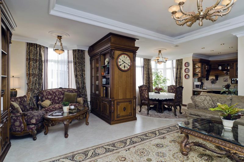 Horloge sur un meuble en bois dans un salon spacieux