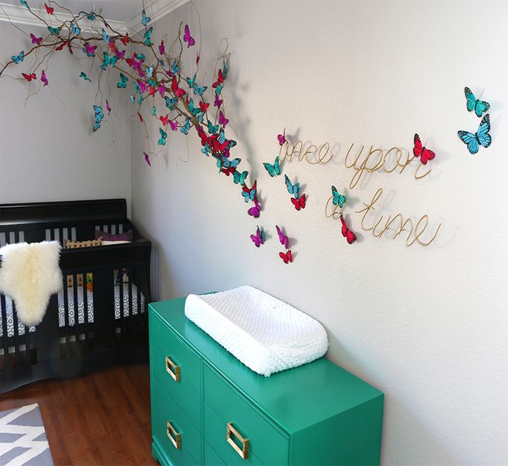 Papillons décoratifs sur le mur d'une pépinière