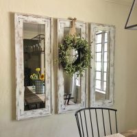 Couronne sur un miroir avec un cadre ancien