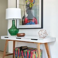 Table élégante dans le couloir d'une maison privée